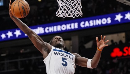 APP下载-爱德华兹：我第四节就打低位&amp;我练了一夏天 因为我总被各种包夹