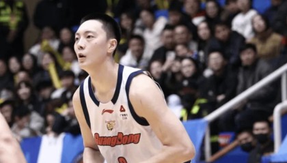 胡明轩全场8中5，三分6中4得到14分4篮板4助攻1抢断